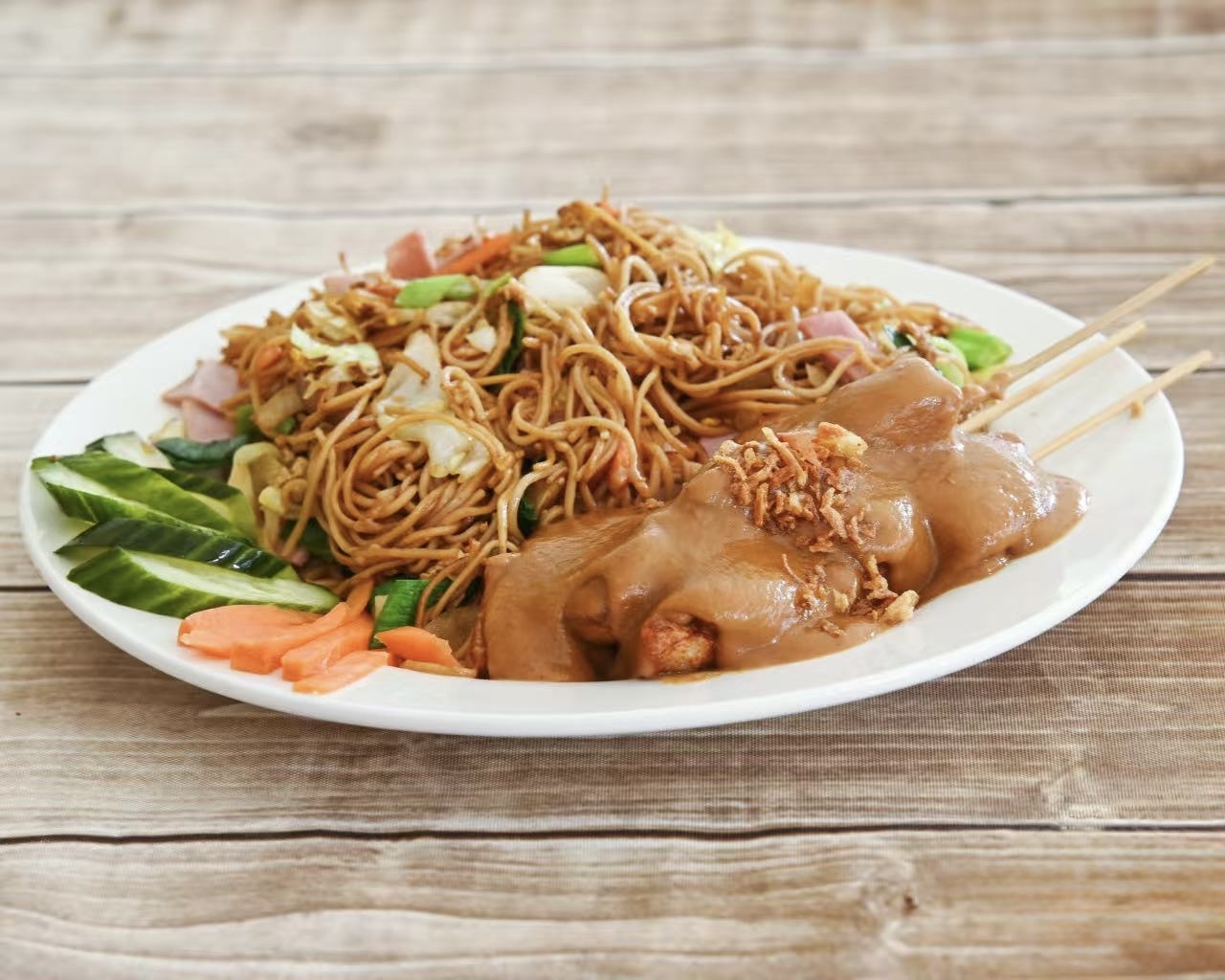Nasi of bami kipsaté